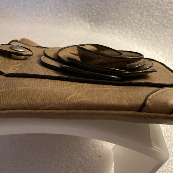 NWOT - Tan Crossbody Zippered Bag Adjustable Strap & Front Floral Design Pocket - Picture 9 of 10